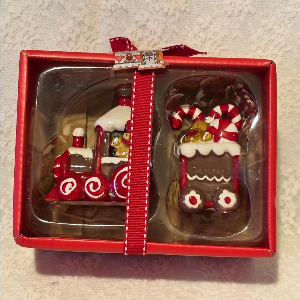 Adorable Blue Sky Salt & Pepper Shakers Clayworks.
Christmas New